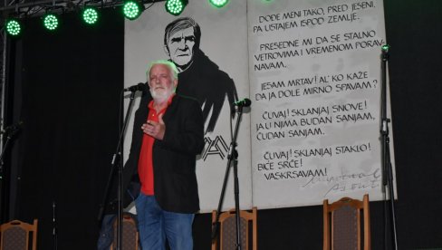 BESMRTNI PESNIK Sinoć je u Mokrinu održan 37. Memorijal „Miroslav Mika Antić“