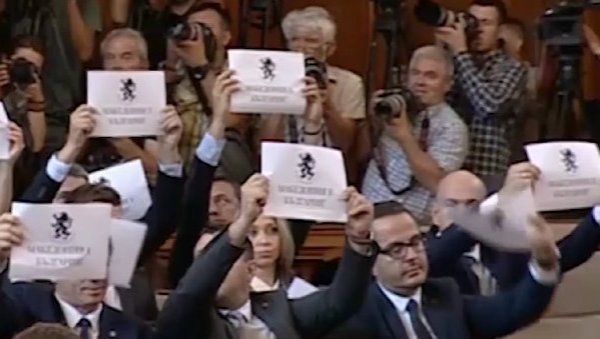 БЕС У СЕВЕРНОЈ МАКЕДОНИЈИ: Скандалозни транспаренти у бугарском парламенту са јасном поруком (ФОТО)