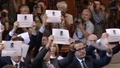 БЕС У СЕВЕРНОЈ МАКЕДОНИЈИ: Скандалозни транспаренти у бугарском парламенту са јасном поруком (ФОТО)
