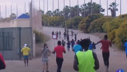 MIGRANTSKI JURIŠ NA MELILJU: Haos na granici Španije i Maroka, povređene desetine graničara (VIDEO)
