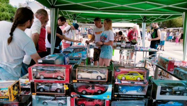 МАЛИ ЛЕПОТАНИ И ЗА ВЕЛИКЕ ДЕЧАКЕ: У Новом Саду сајам аутомобилчића окупио колекционаре и љубитеље играчака