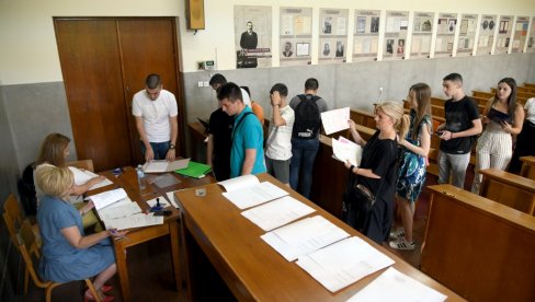 КАНДИДАТА 4.500 ВИШЕ НЕГО СЛОБОДНИХ МЕСТА: Почињу пријемни испити на факултетима Универзитета у Београду, закључена је листа