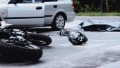 DA NIJE IMAO KACIGU, POGINUO BI SIGURNO: Težak sudar na Zrenjanincu, motociklista preleteo preko automobila (FOTO)