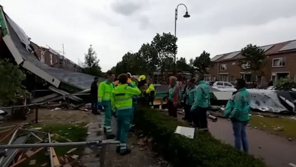 ЛЕТЕЛИ КРОВОВИ И ФАСАДЕ СА КУЋА: Торнадо у Холандији носио све пред собом, погинула једна, повређено 10 особа! (ВИДЕО)