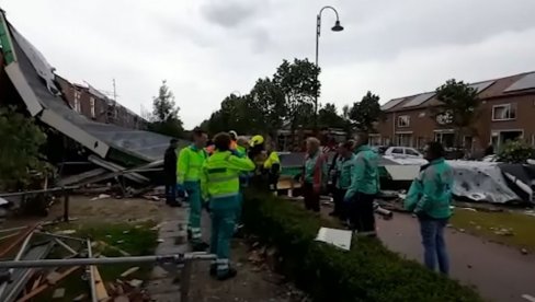 ЛЕТЕЛИ КРОВОВИ И ФАСАДЕ СА КУЋА: Торнадо у Холандији носио све пред собом, погинула једна, повређено 10 особа! (ВИДЕО)