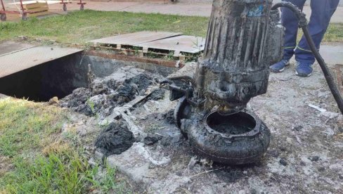 FEKALIJE POPLAVILE DVORIŠTA: JKP - Kanalizacija se izliva jer nedopustiv otpad blokira pumpe