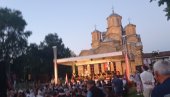 PESNIČKO BDENIJE I DODELA NAGRADA: Završene Vidovdanske svečanosti u porti manastira Gračanica, prisustvovao i patrijarh Porfirije