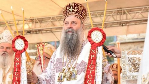 ОДЈЕКУЈЕ СА ГАЗИМЕСТАНА: После опела косовским јунацима које је служио патријарх Порфирије, оре се српска песма и виојоре заставе