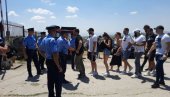 SKIDAJU MAJICE SA SRPSKIM OBELEŽJIMA: Policija lažne države pretresa okupljene na ulazu na Gazimestan