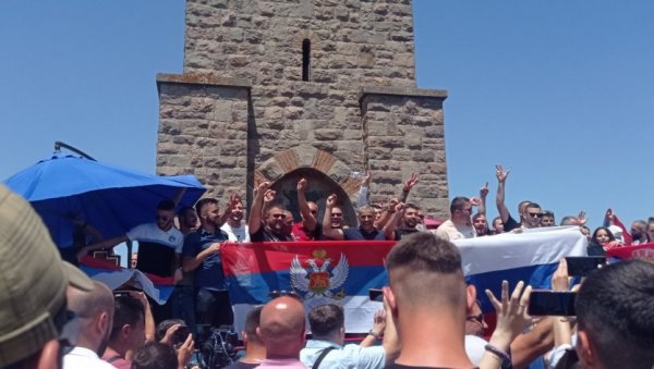 ОДЈЕКУЈЕ СА ГАЗИМЕСТАНА: После помена косовским јунацима који је служио патријарх Порфирије, ори се српска песма и вијоре заставе (ФОТО)