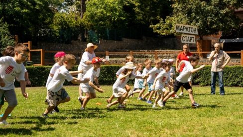 ПРЕДШКОЛЦИ И ПЕНЗИОНЕРИ ОДМЕРИЛИ СНАГЕ: Одржан међугенерацијски дечји маратон у Бео зоо врту