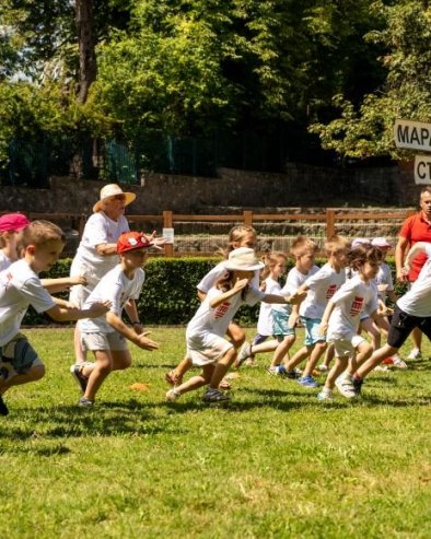 PREDŠKOLCI I PENZIONERI ODMERILI SNAGE: Održan međugeneracijski dečji maraton u Beo zoo vrtu