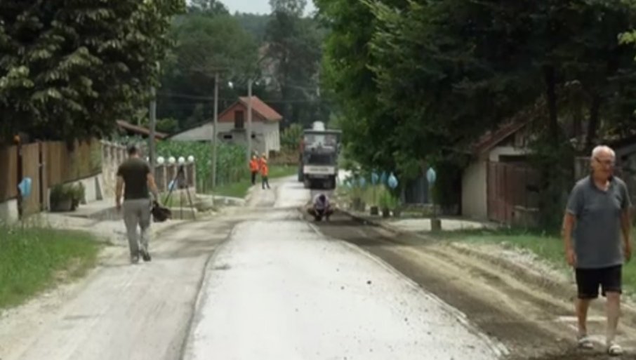 Slika broj 1154892. DOBIĆE ŠIRI I BOLJI PUT: Započela rekonstrukcija seoskih drumova uništenih prilikom izgradnje “Miloša Velikog”