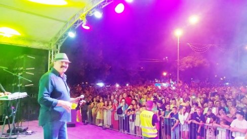 VATROMET, PESMA I VESELJE: Veliki koncert Harisa DŽinovića večeras u Paraćinu (FOTO)