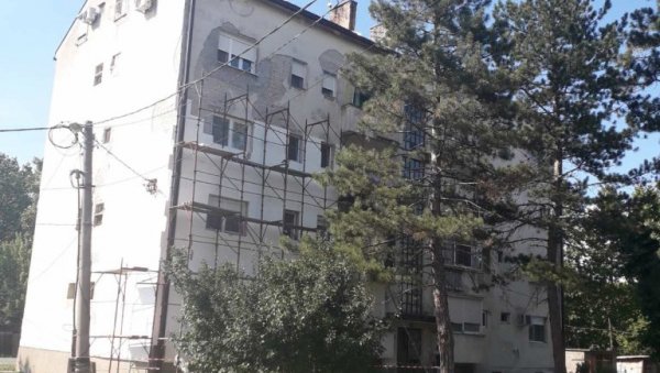 МАЈСТОР ОБЕЋАВАО,  А СТАНАРИ НАСЕЛИ: Житељи зграде у Падинској скели нису једине жртве опасног преваранта