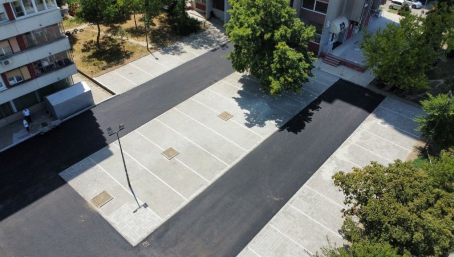 Slika broj 1156686. ZA ČETVOROTOČKAŠE 50 MESTA: Rekonstruisano parkiralište u Bulevaru Jaše Tomića u Novom Sadu