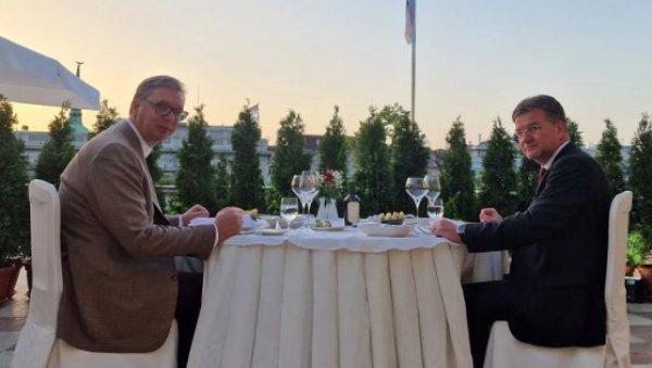 ВИШЕ НЕГО ДОВОЉНО: Председник Вучић на вечери са Лајчаком (ФОТО)
