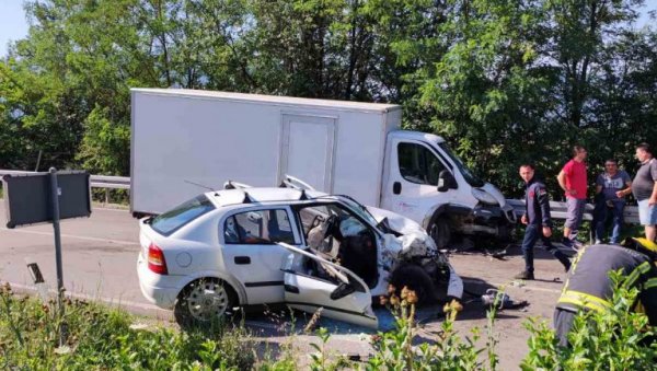 УДЕС У НИШУ: У судару аутомобила и камиона повређене три особе (ФОТО)