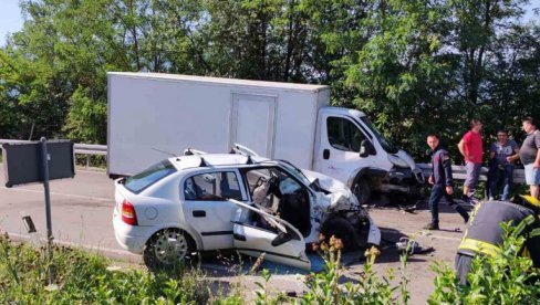 UDES U NIŠU: U sudaru automobila i kamiona povređene tri osobe (FOTO)