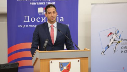 БРАВО, ТАКО СЕ ПОДСТИЧУ МЛАДИ! Министар Удовичић доделио стипендије најбољим студентима Универзитета у Крагујевцу