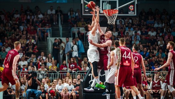 ОПОМЕНА ЗА ПЕШИЋА: Србија показала два лица у Риги, Летонија нанела болан пораз нашим кошаркашима