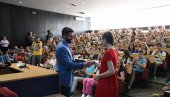 UZ KLASIKE, KARTA ZA BAZEN: Gradonačelnik Šapić u GO Novi Beograd uručio nagrade najboljim učenicima