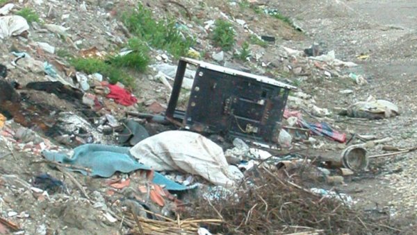 БЕСПЛАТНО НОСЕ СТАРУ ТЕХНИКУ: Тимови ЈКП Градска чистоћа осим кабастог смећа,  уклањају и електронски отпад