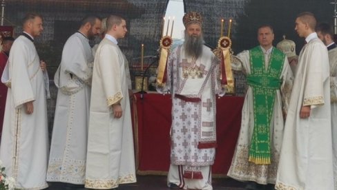 PATRIJARH STIGAO U BRATUNAC: Godišnjica stradanja Srba - Porfirije služi liturgiju (FOTO)