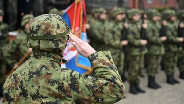 ВУЧИЋ САОПШТИО СЈАЈНЕ ВЕСТИ: Велико повећање плата за војна лица у јануару