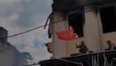 НАД ЛИСИЧАНСКОМ ПОДИГНУТ БАРЈАК ПОБЕДЕ: Црвена застава завијорила се над разрушеном градском већницом (ВИДЕО)