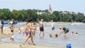ZEMUNCI POŽURILI DA SE BRČKAJU NA LIDU: Počela sezona na zemunskoj plaži, posetioci juče hitali preko pontona