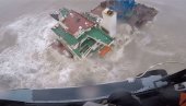 STRAVIČNA OLUJA PREVRNULA OGROMAN BROD: Talasi progutali celu posadu, samo troje ljudi spaseno! (VIDEO)