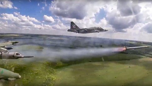 POGLEDAJTE – SU-25 U BRIŠUĆEM LETU UNIŠTAVAJU VATRENE TAČKE: Rad Vazdušno-kosmičkih snaga Rusije na Avdejevskom pravcu (VIDEO)