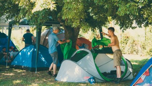 EGZITOV KAMP PONOVO NA ŠTRANDU: Prvi kamperi već pristižu u Novi Sad