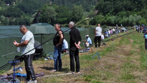 ДРУЖЕЊЕ ПРЕЧЕ ОД РЕЗУЛТАТА: Сусрети српских и црногорских риболоваца код Пријепоља на Лиму