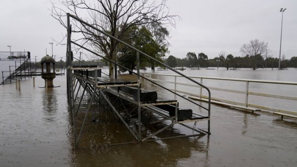 ШТЕТА ОД ПОПЛАВА У СИДНЕЈУ: Потопљене су фарме, куће, путеви и мостови