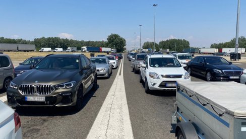 GUŽVE NA GRANICAMA: Automobili na Horgošu na izlasku čekaju dva sata