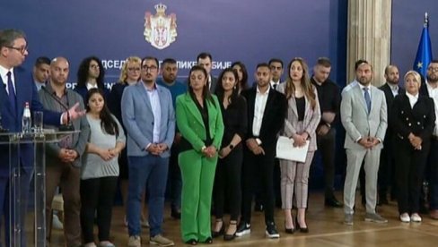 JEDNI DRUGIMA SMO POTREBNI: Vučić sa prvom generacijom polaznika programa Barvalipe