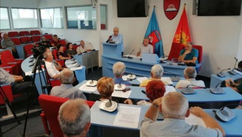 ПЕНЗИОНЕРИ НА УЛИЦИ 14. ЈУЛА: Оснивачка Скупштина НОВ Покрет пензионера Црне Горе у Бијелом Пољу