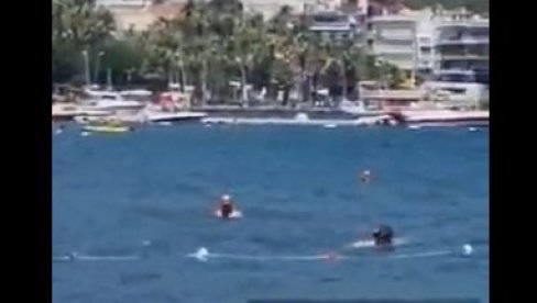 AJKULA MEĐU KUPAČIMA I U TURSKOM LETOVALIŠTU? Objavljen dramatičan snimak, muškarac uleteo u vodu i udara je (VIDEO)