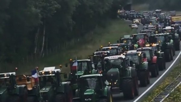 НАПЕТО У ХОЛАНДИЈИ, ПРЕТЕ СУКОБИ И НЕСТАШИЦА ХРАНЕ: Фармери блокирају путеве и складишта супермаркета, полиција прети да ће реаговати