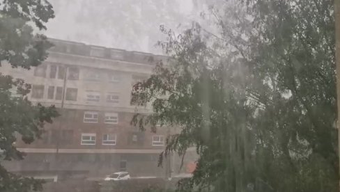 PROVALA OBLAKA U KRUŠEVCU: Snažno nevreme sručilo se na grad, voda u potocima teče ulicama (VIDEO)