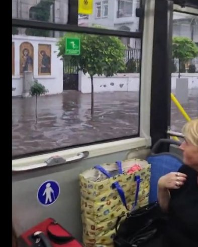 OTVORILO SE NEBO: U Beogradu lije kao iz kabla, ulice pod vodom, na Novom Beogradu autobusi mile, potop u Tošinom bunaru (VIDEO)