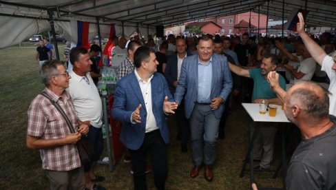 „USTAJ MALA, ZORA JE“ Dodik zapevao na „Večeri krajiške muzike“ u Banjaluci (VIDEO)