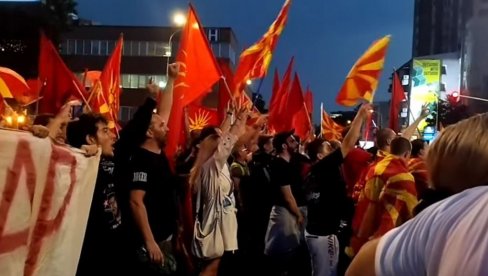 НОВИ НЕРЕДИ У СКОПЉУ: Избио сукоб са Албанцима, две особе упериле пиштоље у демонстранте (ФОТО)