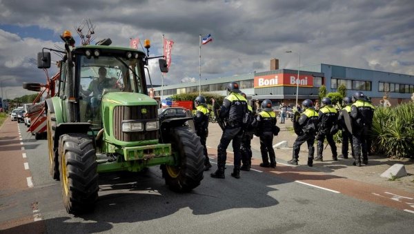ХОЛАНДИЈА У ХАОСУ ЗБОГ БЛОКАДА: Фармери побеснели због владиних планова, продавнице празне, полиција у Фризији користила ватрено оружје