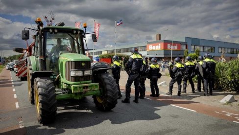 HOLANDIJA U HAOSU ZBOG BLOKADA: Farmeri pobesneli zbog vladinih planova, prodavnice prazne, policija u Friziji koristila vatreno oružje