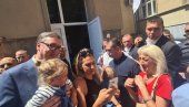 VUČIĆU OSMEH NA LICU IZMAMILI MALIŠANI: Predsednik se fotografisao sa građanima u Ivanjnici