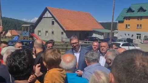 DOČEK ZA PREDSEDNIKA NA ODVRAĆENICI: Vučića pozdravio okupljeni narod (VIDEO)