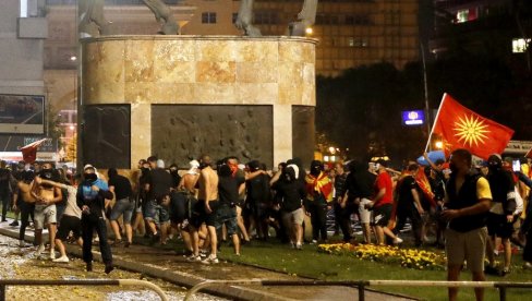 ПРОТЕСТИ ЗБОГ БУГАРИЗАЦИЈЕ: Демонстрације под вођством ВМРО-ДПМНЕ не јењавају и трају из вечери у вече